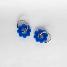 Charger l&#39;image dans la galerie, Boucles fleurs | Bleu majorelle
